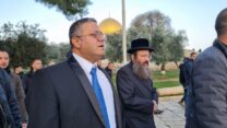 השר לביטחון לאומי איתמר בן גביר עולה להר הבית עם ראש מנהלת הר הבית, הרב שמשון אלבוים (צילום: מנהלת הר הבית)