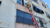 מכבי האש בשריפה בדירת מגורים בקריית אתא (צילום: כבאות והצלה)