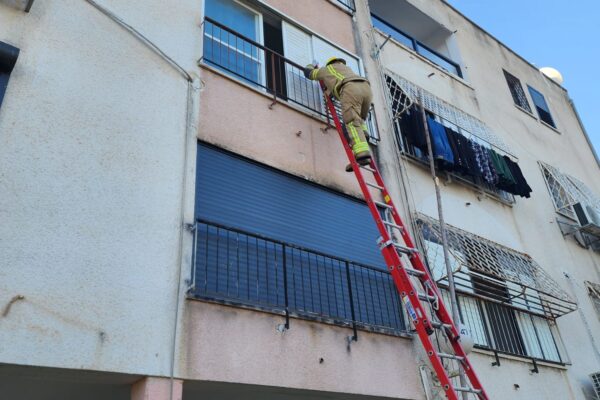 מכבי האש בשריפה בדירת מגורים בקריית אתא (צילום: כבאות והצלה)