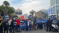 עובדים וגמלאים בצעדת מחאה של ההסתדרות על יוקר המחיה בתל אביב (צילום: הדס יום טוב)