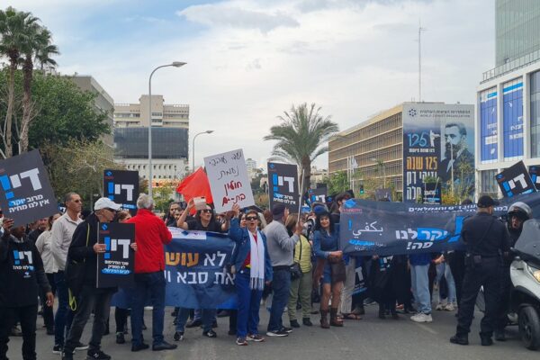 עובדים וגמלאים בצעדת מחאה של ההסתדרות על יוקר המחיה בתל אביב (צילום: הדס יום טוב)