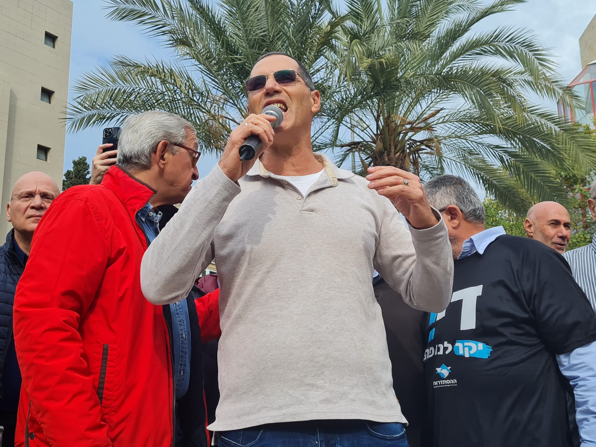 דניאל כהן, יו"ר ועד עובדי בית החולים וולפסון, בהפגנת מחאה של ההסתדרות נגד יוקר המחיה בתל אביב (צילום: הדס יום טוב)