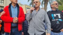 יו"ר הסתדרות הגמלאים, שמוליק מזרחי, בהפגנת ההסתדרות נגד יוקר המחיה בתל אביב (צילום ארכיון: הדס יום טוב)