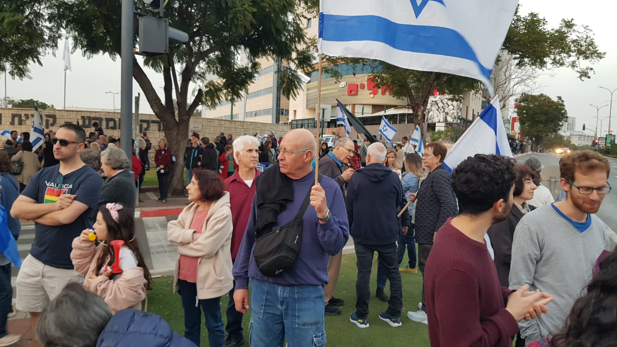 עשרות מפגינים בצומת פארק המדע ברחובות נגד הרפורמה במערכת המשפט (צילום: תיעוד מחאה)
