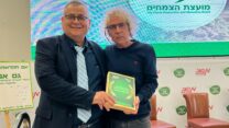 רינו צרור מקבל אות הוקרה. "אני זועק את זעקתכם - הציבור רוצה עגבנייה ישראלית" (צילום: משה גרופ)