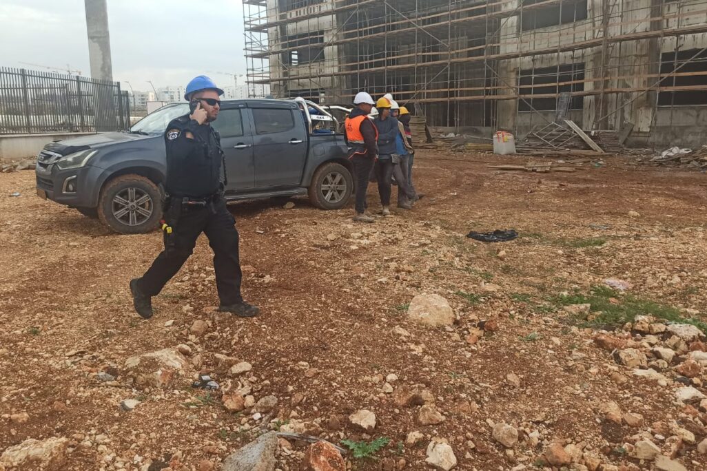 מבצע אכיפה של המשטרה באתרי בנייה בראש העין (צילום: דוברות המשטרה)