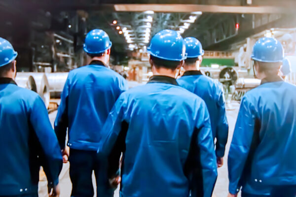 עובדי מפעל (צילום אילוסטרציה: Shutterstock)