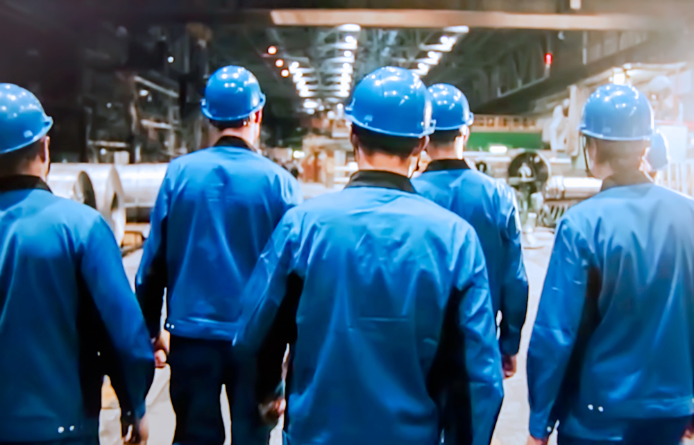 עובדי מפעל (צילום אילוסטרציה: Shutterstock)
