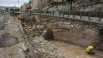 החפיר שהתגלה ברחוב סולטן סולימן בירושלים (צילום: יולי שוורץ, רשות העתיקות)