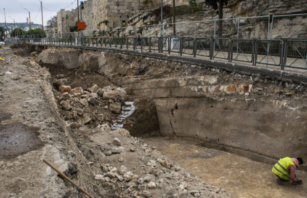 החפיר שהתגלה ברחוב סולטן סולימן בירושלים (צילום: יולי שוורץ, רשות העתיקות)