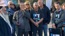 יו"ר מרחב רחובות בהסתדרות עודד עמרם (משמאל) בהפגנת ההסתדרות במחאה על יוקר המחיה בצומת בילו (צילום: דבר)