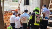 זירת תאונת עבודה בפתח תקווה (צילום: דוברות הצלה פתח תקווה)