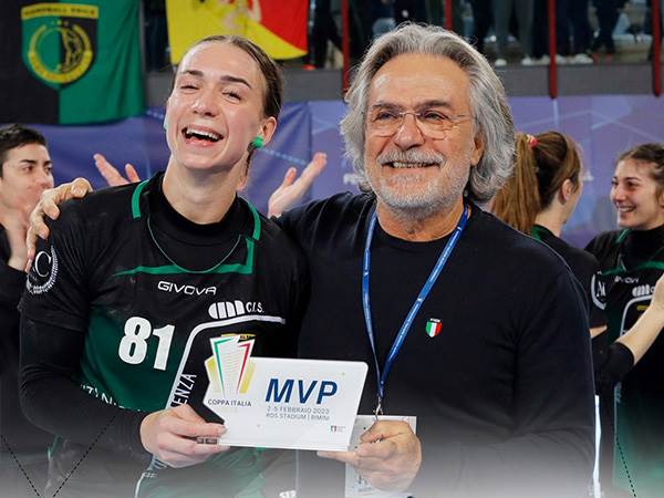 אניה סטורוז'וק עם תואר ה-MVP במשחק הגמר (צילום: photo Joe Pappalardo)