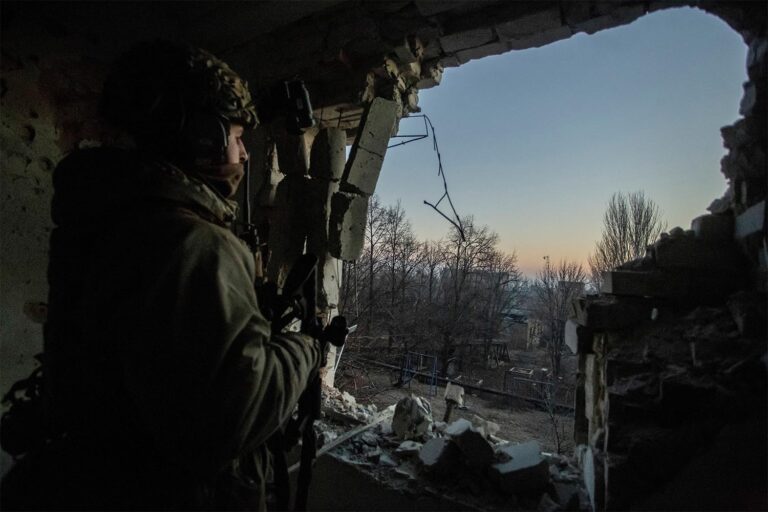 חייל אוקראיני בתצפית באזור בחמוט (צילום: REUTERS/Yan Dobronosov)