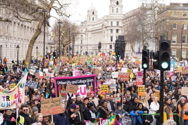 שביתת עובדי החינוך ומגזרים נוספים בלונדון, כחלק משביתה של חצי מיליון עובדים (צילום: רויטרס)