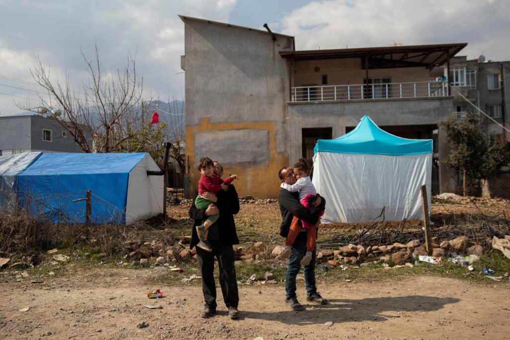 משפחות במתחם אוהלים למחוסרי דיור בטורקיה (צילום: REUTERS/Eloisa Lopez)