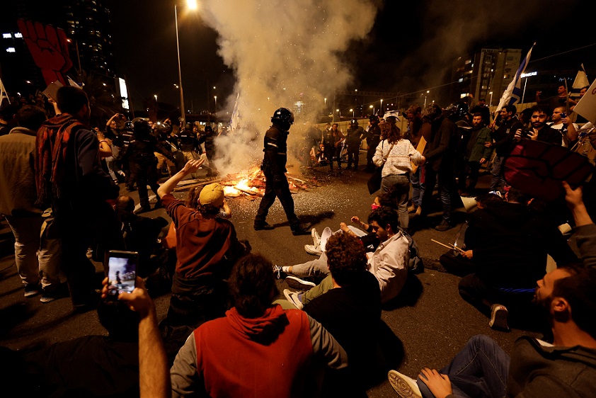 מפגינים נגד הרפורמה המשפטית מבעירים מדורה על נתיבי איילון וחוסמים את התנועה ( REUTERS/Ammar Awad)