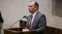 יו"ר ועדת החוקה שמחה רוטמן במהלך דיון במליאה  (צילום: נועם מושקוביץ/דוברות הכנסת)