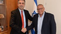 יו"ר ההסתדרות ארנון בר-דוד ושר החוץ אלי כהן (צילום: דוברות ההסתדרות)