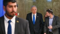 ראש הממשלה בנימין נתניהו ושר האוצר בצלאל סמוטריץ בכניסה לישיבת הממשלה לאישור תקציב המדינה (צילום: קובי גדעון /לע"מ)