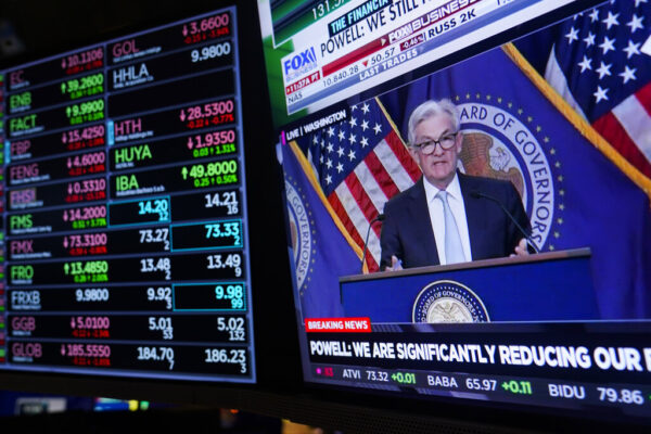 שוק המניות בוול סטריט צופה בהצהרת ראש הבנק המרכזי, ג'רום פאוול על הריבית בארצות הברית (צילום: AP Photo/Seth Wenig, File)