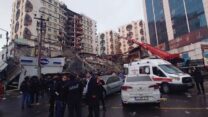 ניסיונות לחלץ ניצולים מההריסות לאחר רעידת האדמה בדרום טורקיה (צילום: AP Photo/Mahmut Bozarsan)