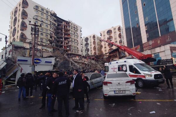 ניסיונות לחלץ ניצולים מההריסות לאחר רעידת האדמה בדרום טורקיה (צילום: AP Photo/Mahmut Bozarsan)