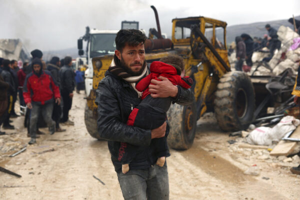 ניצולים מרעידת האדמה בטורקיה בעיר בסניה סמוך לגבול עם סוריה  (צילום: AP Photo/Ghaith Alsayed)