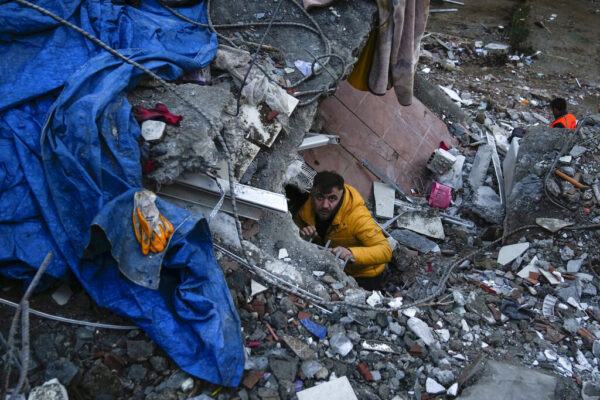 חיפוש אחר ניצולים תחת ההריסות. אדנה, טורקיה (AP Photo/Khalil Hamra)