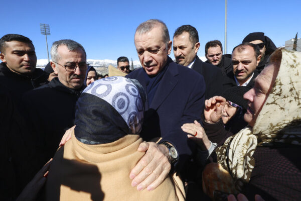 נשיא טורקיה ארדואן מבקר באחד מאתרי האסון רעידת האדמה בדרום המדינה (צילום: Turkish Presidency via AP, File)