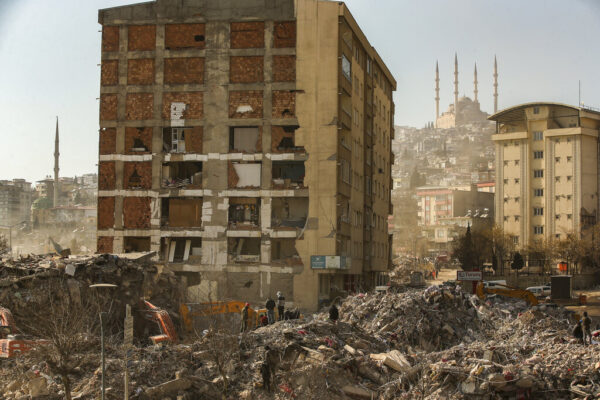 בניין שקרס בקרמנמראס שבדרום טורקיה, ברעידות האדמה (צילום: AP/Amara Gural)