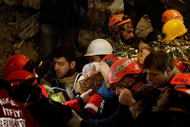 פעולות לחילוץ אישה שנלכדה בין ההריסות לאחר רעידת האדמה בעיר הטאי בטורקיה (צילום: REUTERS/Clodagh Kilcoyne)