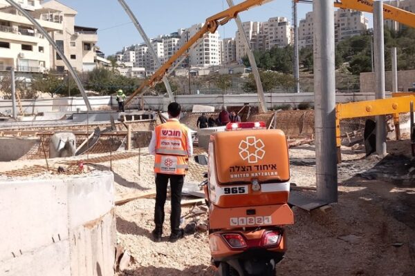 תאונת עבודה בירושלים בה נהרג עובד בן 55 (צילום: דוברות איחוד הצלה)