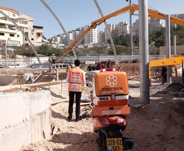 תאונת עבודה בירושלים בה נהרג עובד בן 55 (צילום: דוברות איחוד הצלה)