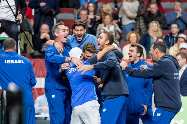 נבחרת הדיוויס של ישראל חוגגת ניצחון על לטביה (צילום: Kaspars Volonts / Latvian Tennis union)
