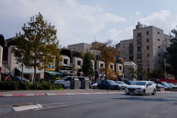 המרכז המסחרי של השכונה. ש': "החוזים מעורפלים, ומטרתם למשוך את יזמי הפינוי-בינוי" (צילום: דוד טברסקי)
