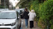 קשישה ומטפלת סיעוד. אילוסטרציה (צילום: אור גואטה)