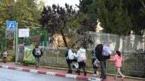 ילדים בדרך לבית הספר בליווי הוריהם (צילום: אור גואטה)