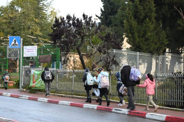 ילדים בדרך לבית הספר בליווי הוריהם (צילום: אור גואטה)