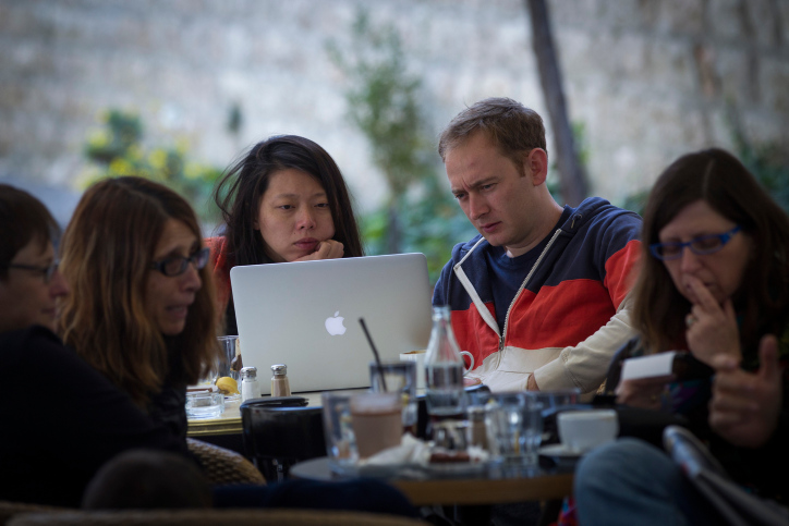 עובדים מבית קפה בירושלים (צילום ארכיון: מרים אלסטר/ פלאש90)