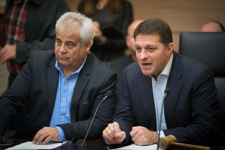 חיים ביבס, יו״ר השלטון המקומי וראש עיריית מודיעין ובני ביטון ראש עיריית דימונה, במהלך דיון בוועדה בכנסת (צילום ארכיון: יונתן זינדל/ פלאש90) חיים ביבס, יו״ר השלטון המקומי וראש עיריית מודיעין ובני ביטון ראש עיריית דימונה, במהלך דיון בוועדה בכנסת (צילום ארכיון: יונתן זינדל/ פלאש90)
