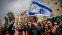 עובדי נמל אשדוד מפגינים בפתח בית הדין הארצי לעבודה בירושלים, בדיון שעסק בזכותם לשבות נגד הקמת נמל פרטי מתחרה (צילום ארכיון: יונתן זינדל / פלאש 90)