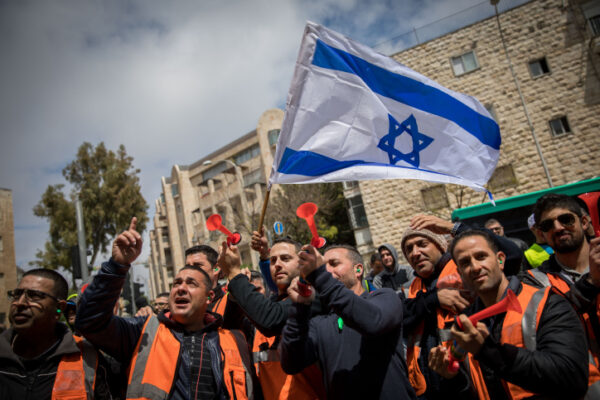 עובדי נמל אשדוד מפגינים בפתח בית הדין הארצי לעבודה בירושלים, בדיון שעסק בזכותם לשבות נגד הקמת נמל פרטי מתחרה (צילום ארכיון: יונתן זינדל / פלאש 90)