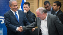 ראש הממשלה בנימין נתניהו יחד עם חבר מפלגתו דוד אמסלם (צילום: יונתן זינדל/ פלאש90)