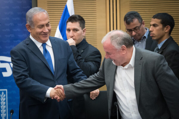 ראש הממשלה בנימין נתניהו יחד עם חבר מפלגתו דוד אמסלם (צילום: יונתן זינדל/ פלאש90)