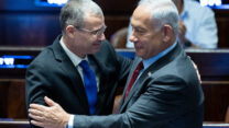 ראש הממשלה בנימין נתניהו ושר המשפטים יריב לוין (צילום: יונתן זינדל/פלאש 90)