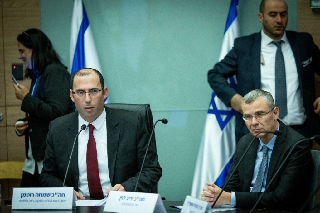 שר המשפטים יריב לוין ויו"ר ועדת החוקה שמחה רוטמן (צילום: יונתן זינדל/פלאש90)