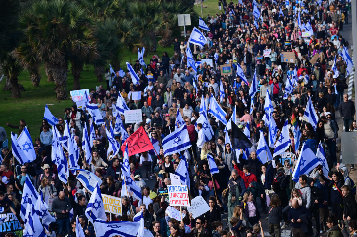צעדה של אלפי מפגינים בתל אביב ברחובות תל אביב במחאה על הרפורמה המשפטית (צילום: תומר נויברג / פלאש 90)