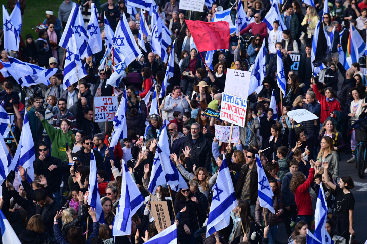 מפגינים ברחובות תל אביב, במחאה על הרפורמות המשפטיות (צילום: תומר נויברג/פלאש90)