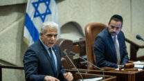 יו"ר האופוזיציה יאיר לפיד מציג את דרישותיו לוועדה נשיאותית בנושא הרפורמה במערכת המשפט (צילום: יונתן זינדל/פלאש90)